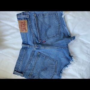 LEVI DENIM SHORTS